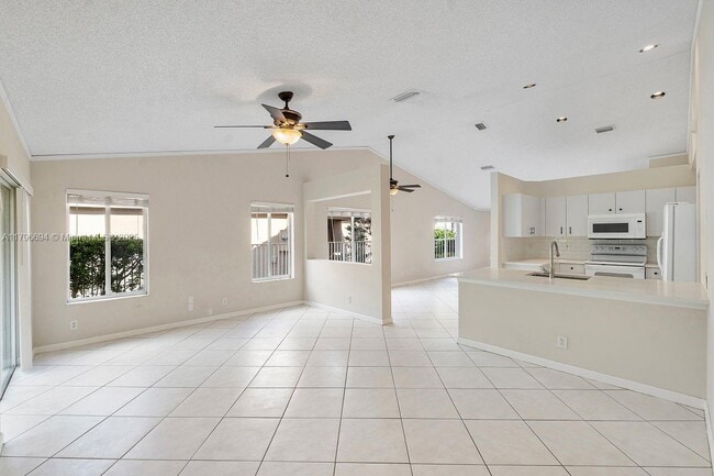 Building Photo - 4013 Pine Ridge Ln