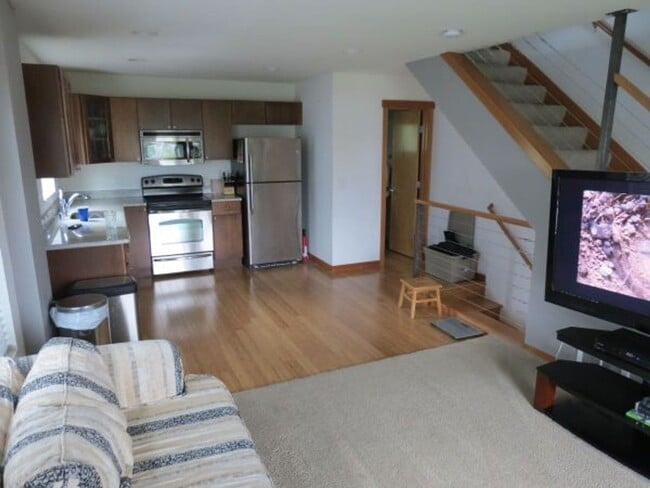 Building Photo - Beautiful 2 Bed Townhome Conveniently Located In Seattle!
