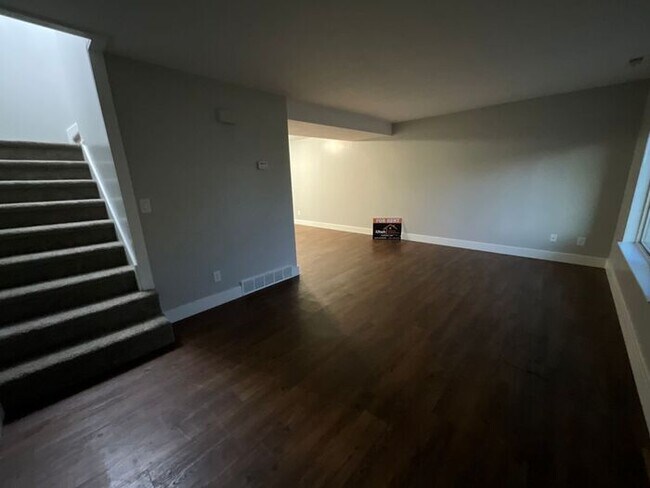 Building Photo - 3 bedroom 1.5 bathroom Duplex