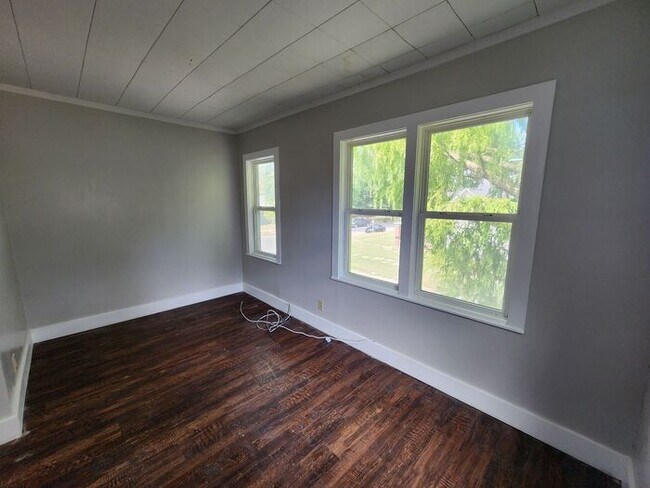 Building Photo - 4 Bedroom/2 Bath w/Attached Garage Recentl...