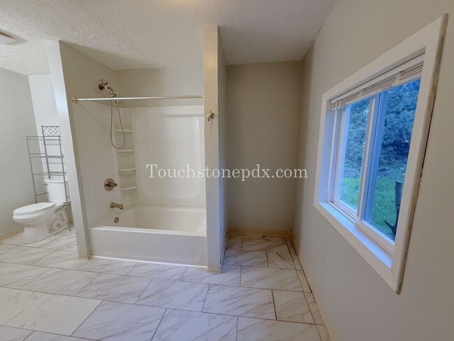 Building Photo - Bright Milwaukie Home with Deck and Large Yard!