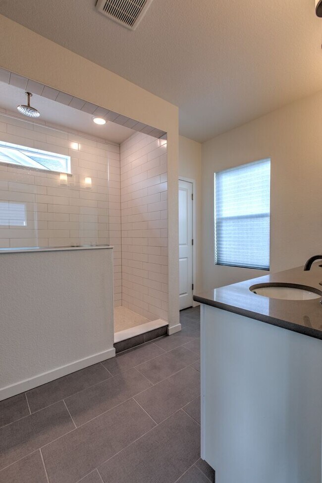 Building Photo - Stunning 4BD/3BA Home in Wolf Ranch – Mode...
