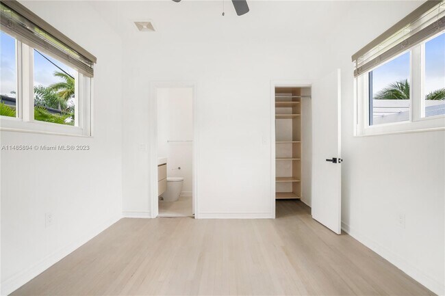 Building Photo - 950 S Shore Dr