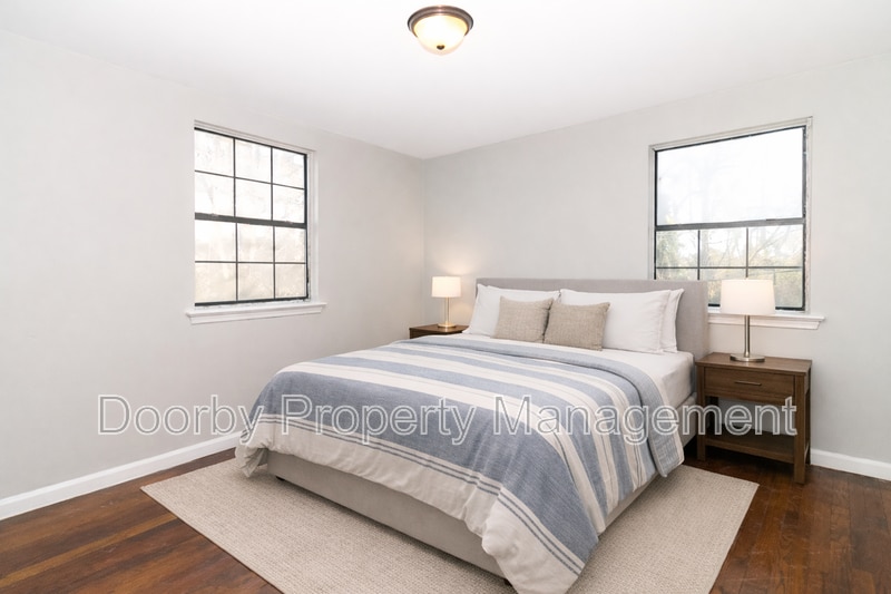 Building Photo - 3302 Pinewood Ave