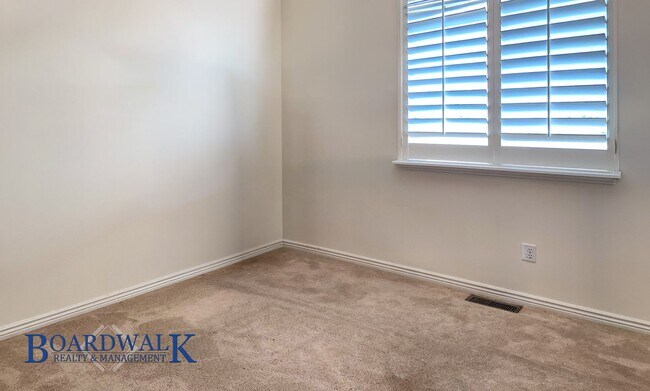 Building Photo - Modern Living Meets Mountain Lifestyle in Sandy