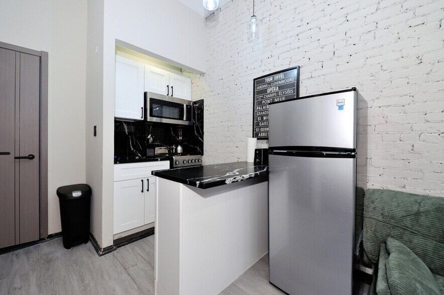 Building Photo - 309 W 43rd St