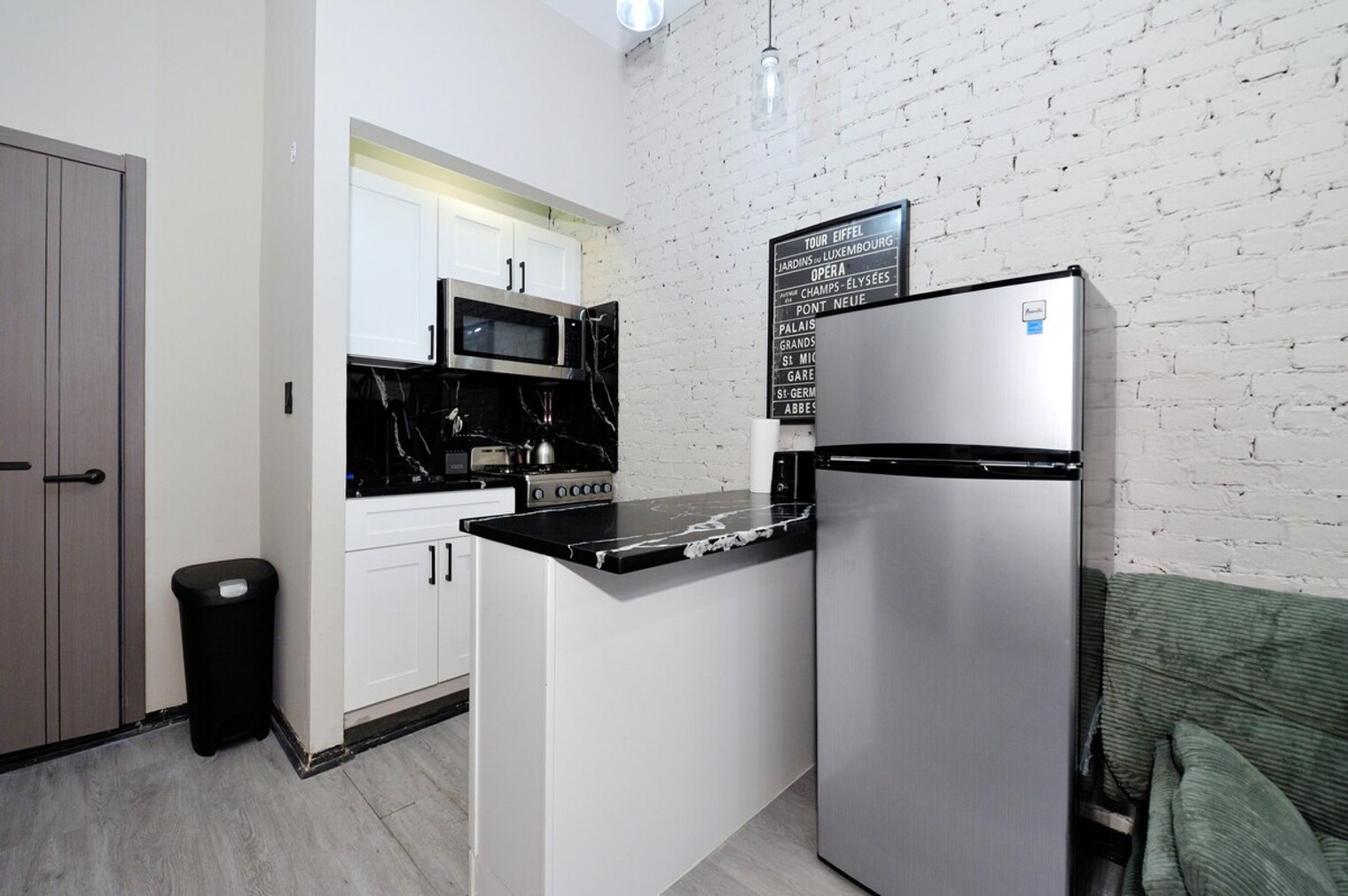 Building Photo - 309 W 43rd St