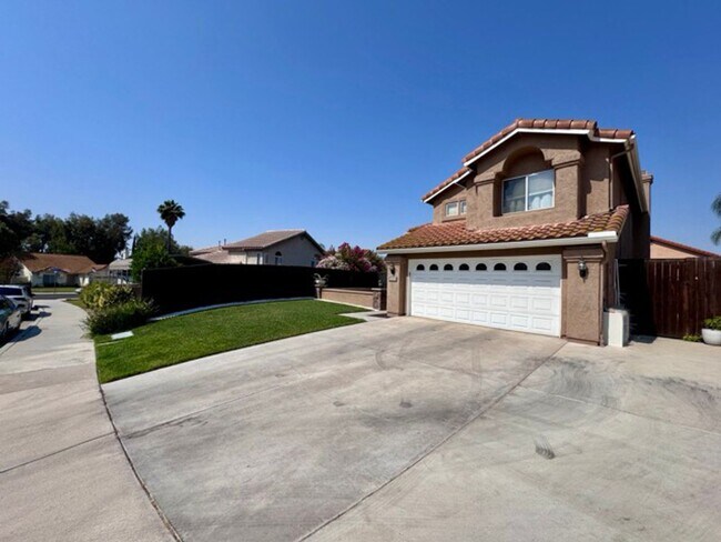 Building Photo - Beautiful 4 Bedroom Pool Home with Solar i...