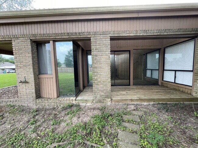 Building Photo - Live in the city of Panorama Village & enjoy all it has to offer: 27-hole golf course, 3 city par...