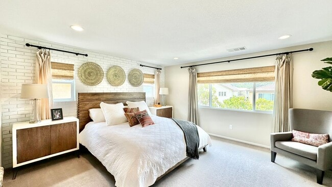Building Photo - Beautiful "Model" Home in the Horse Creek ...