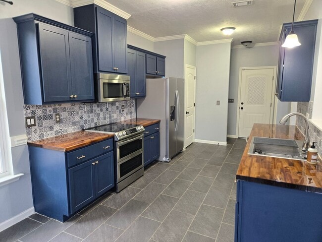 Building Photo - 3222 Alexandria Dr