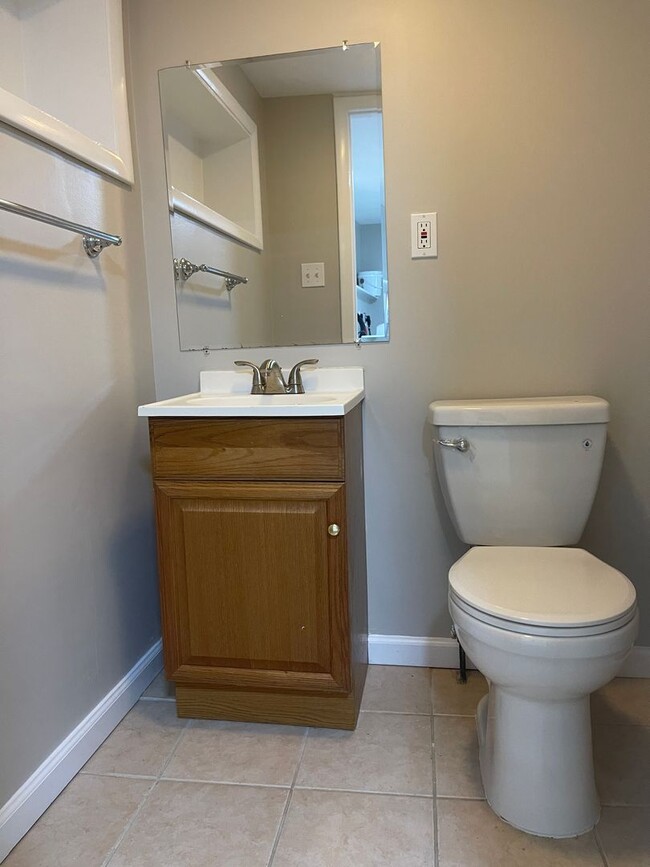 Building Photo - Cape Cod on cul-de-sac backs to park