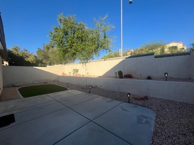 Building Photo - single story, 3 bed, 2 bath, 2 car garage in gated community in Summerlin