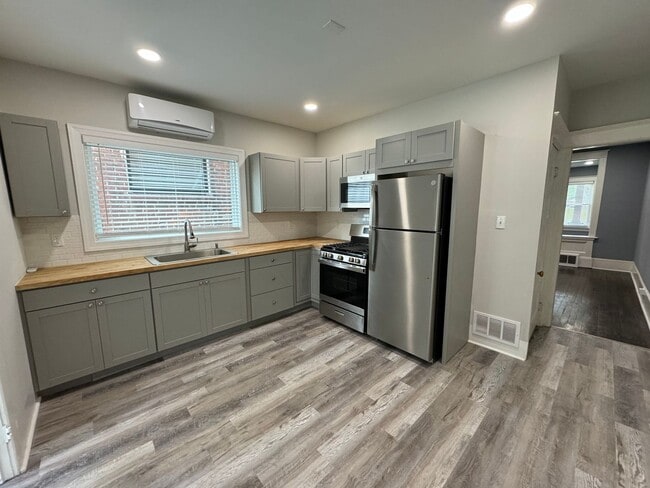 Building Photo - Completely Updated THREE BEDROOM TWIN!