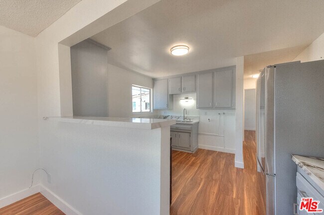 Building Photo - 8468 S Halldale Ave