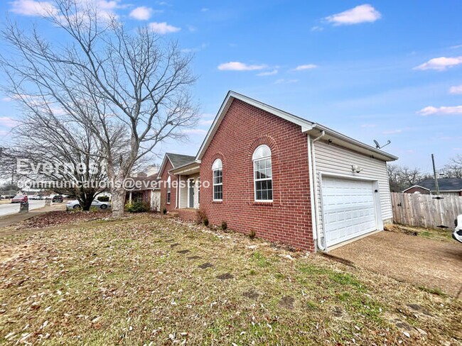 Building Photo - 1808 Lakewood Village Dr