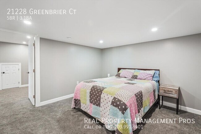 Building Photo - 21228 Greenbrier Ct