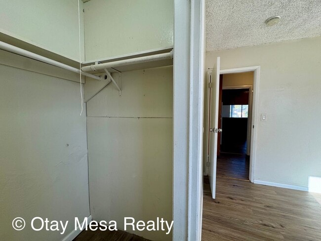 Building Photo - Charming 2-Bedroom Home with Expansive Out...