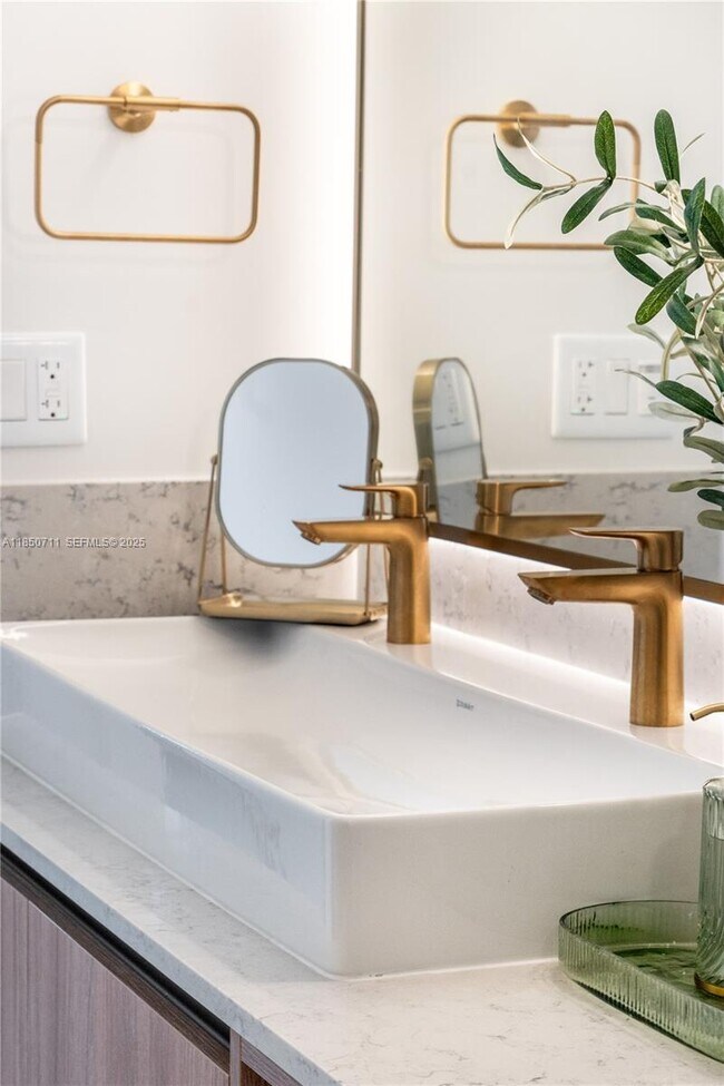 Building Photo - 601 NE 1st Ave