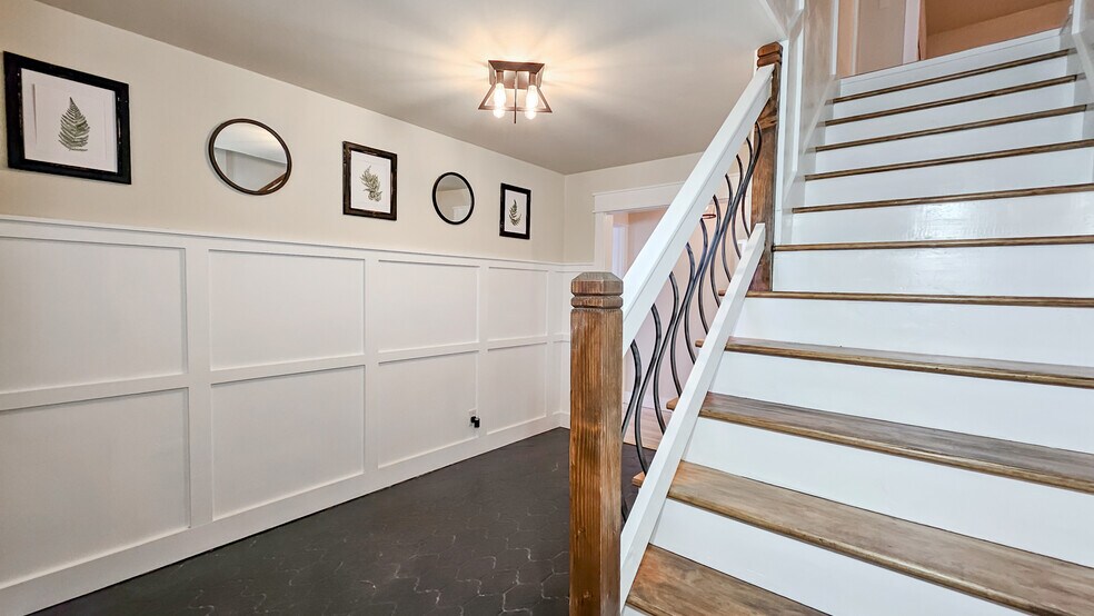 Building Photo - 4033 Lucerne Dr SE