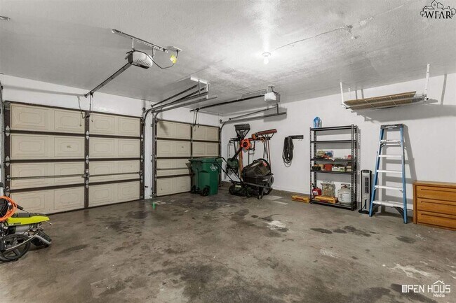 Building Photo - 5504 Hooper Dr