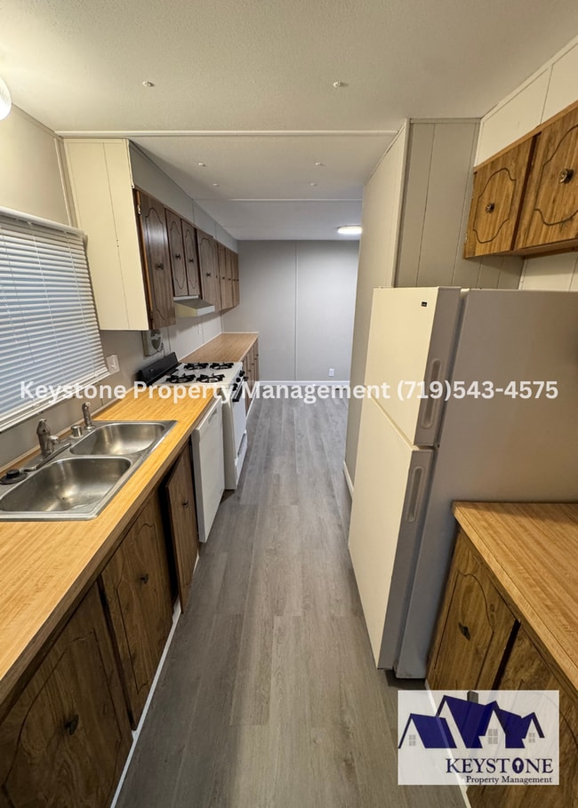 Building Photo - Spacious 2 Bed / 2 Bath Home with Oversized Garage & Updates Throughout $1200/$1200
