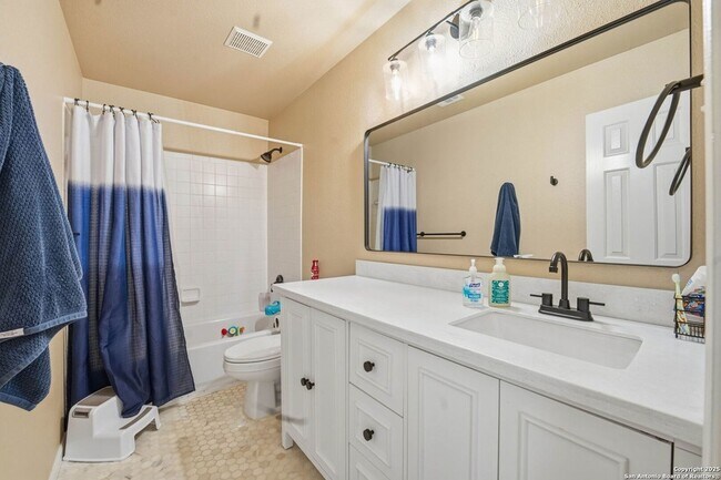 Building Photo - 711 Midway Crest