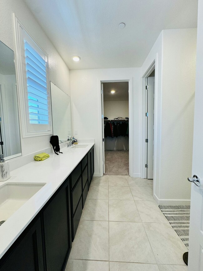 Building Photo - 5473 Guenoc Valley Ln