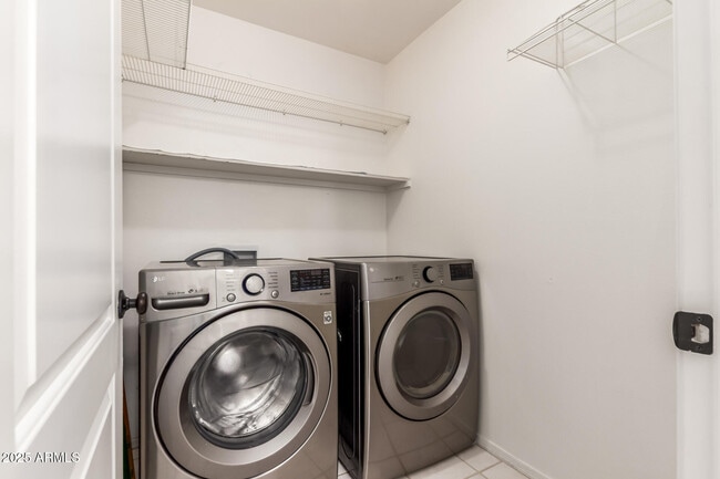 Building Photo - 1132 N Hudson Pl