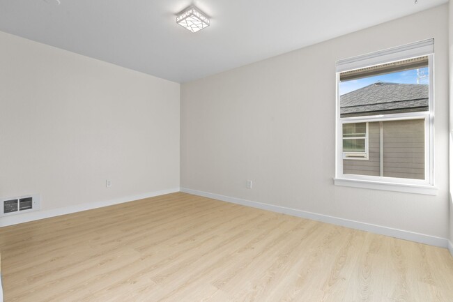 Building Photo - 2Bd/2.5Ba Bellevue Townhouse