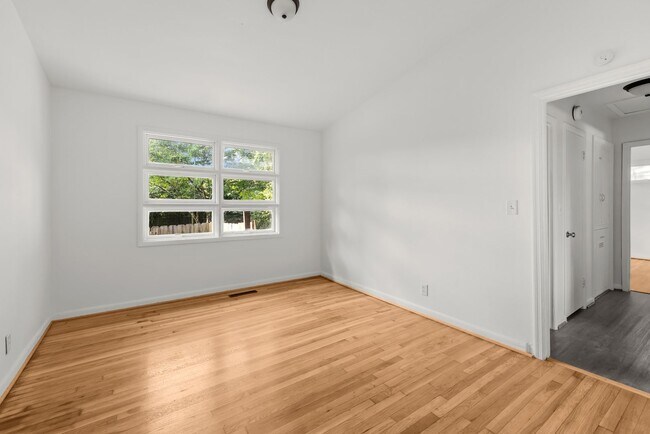 Building Photo - Charming 4 Bedroom, 2 Bathroom house