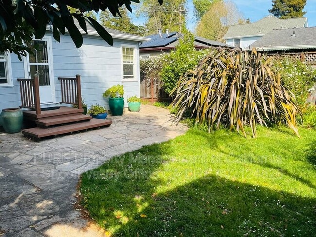 Building Photo - 624 Button St