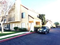 Building Photo - Spacious Two Story Townhome
