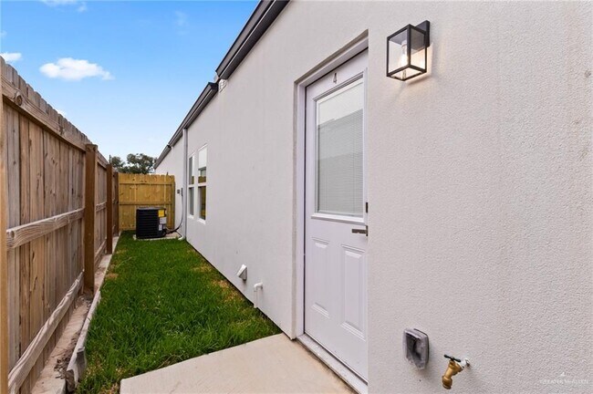 Building Photo - 2605 Woodpecker Rd
