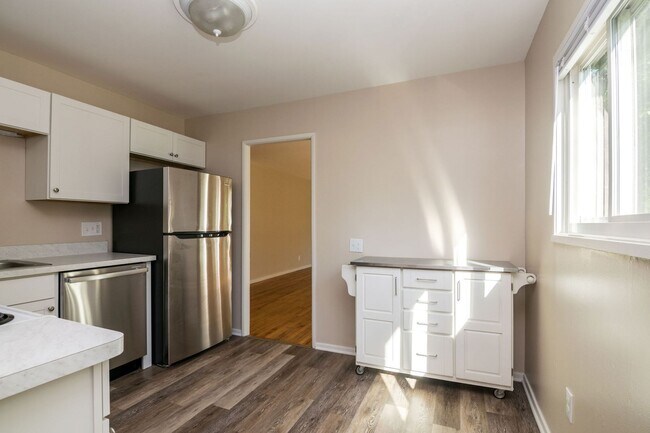 Building Photo - 2420 N Circle Dr