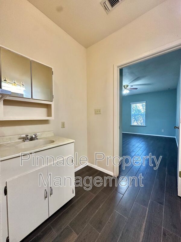 Building Photo - 504 E 17th St