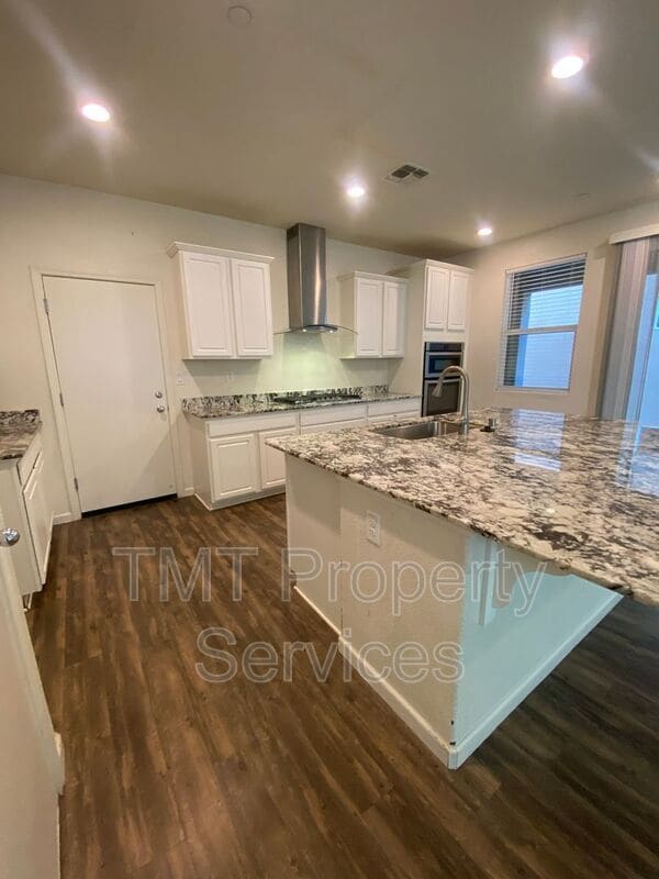 Building Photo - 5471 Westhampton Way