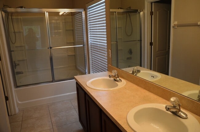 Building Photo - Beautiful 2/2 Condo w/Garage in Villas of East Park of Lake Nona with Private View