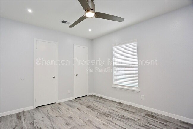 Building Photo - 2824 Briarhurst Dr