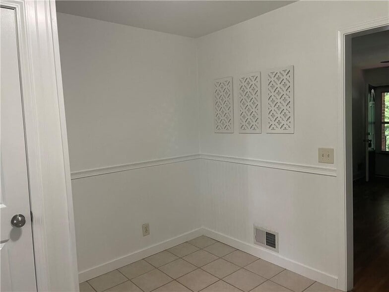 Building Photo - 4260 S Lakeshore Dr