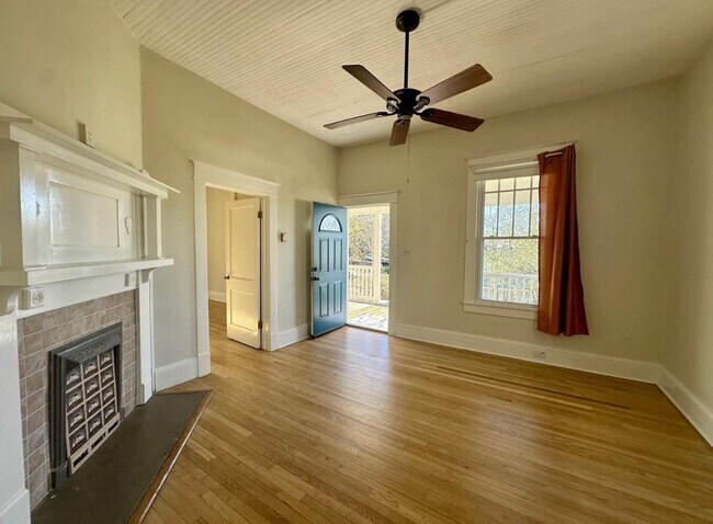 Building Photo - 715 Carter St