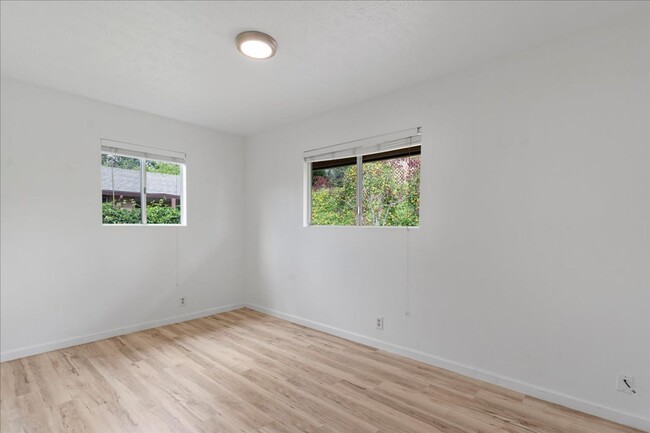 Building Photo - Remodeled 2 Bed/1 bath Attached Cottage in...