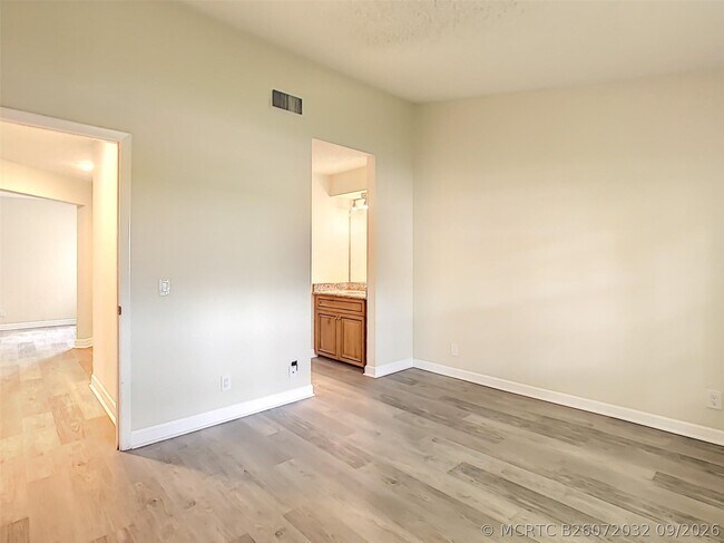 Building Photo - 1370 Cottonwood Cir