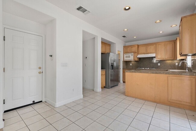 Building Photo - Spacious 3 Bedroom/2.5 Bath Home