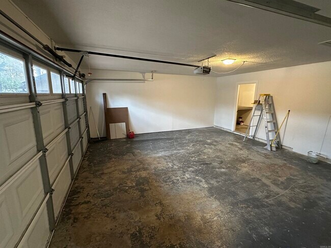 Building Photo - 9 Oak Forest Dr