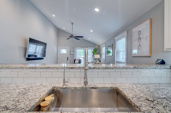 Building Photo - Midtown Rental in Forest Hills