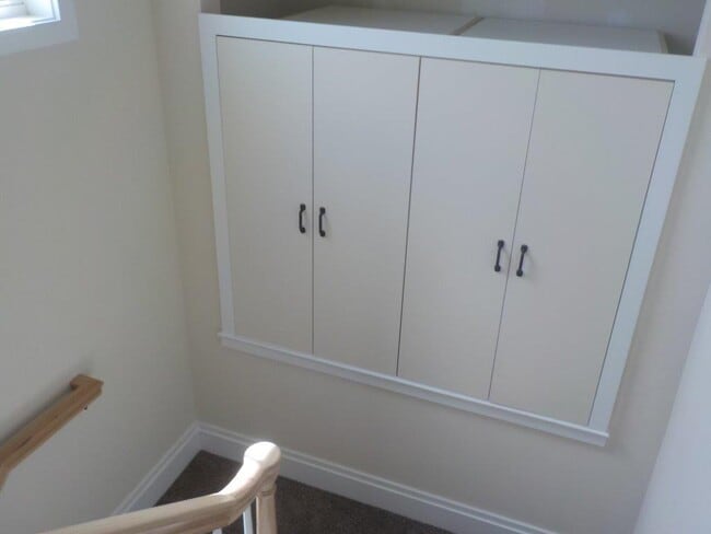Building Photo - 3 Bedroom, 3 1/2 Bathroom Townhouse on Easterly Parkway