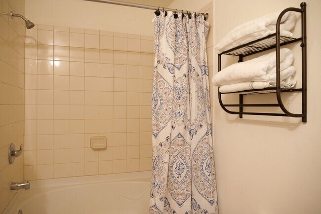Building Photo - Beautiful Fully Furnished 4-Bedroom Home i...