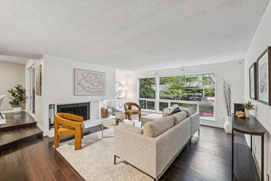 Building Photo - 2500 W Manor Pl