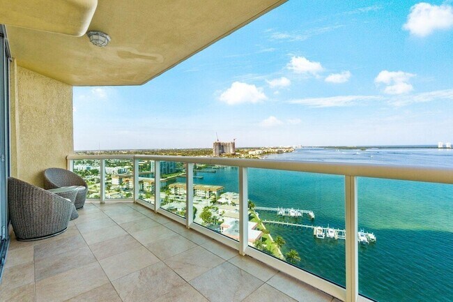 Building Photo - 2650 Lake Shore Dr